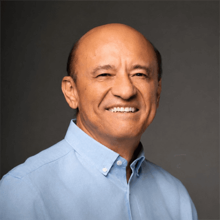 Lívio Luciano em atendimento